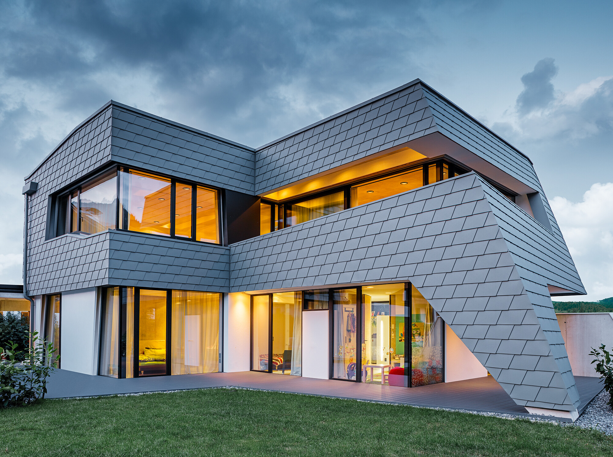 Clădire rezidențială cu panouri aglomerate pentru pereți PREFA în culoarea P.10 gri deschis pe fațadă