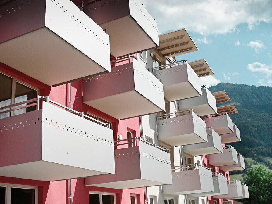 Balkonverkleidungen mit gelochten Aluminium Verbundplatten von PREFA