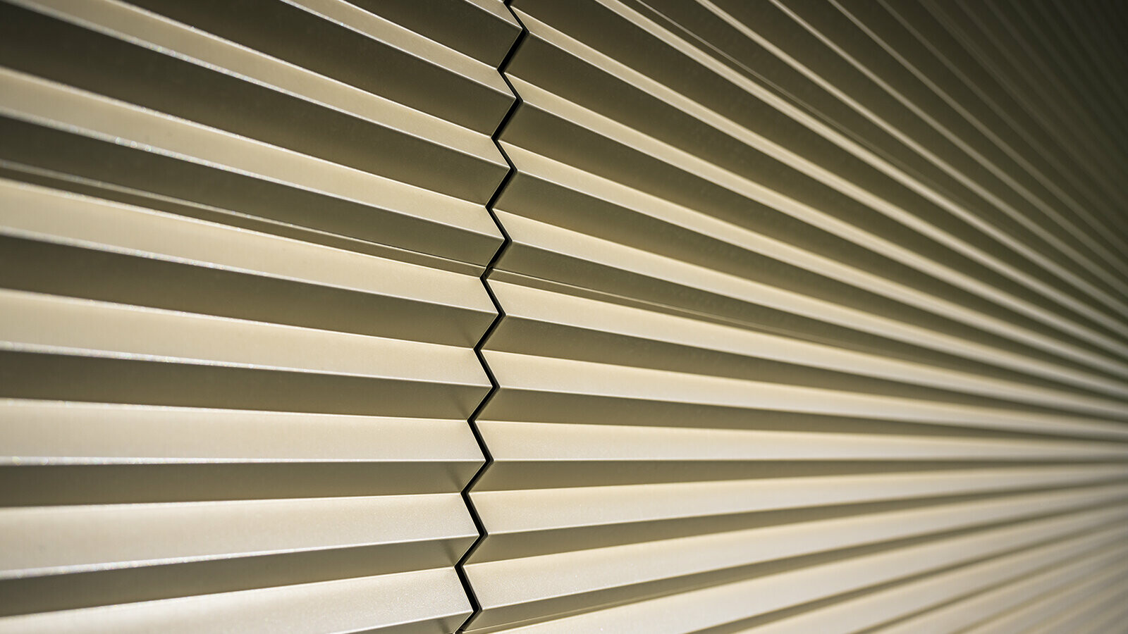 Detailansicht des PREFA Zackenprofils in der Farbe Bronze