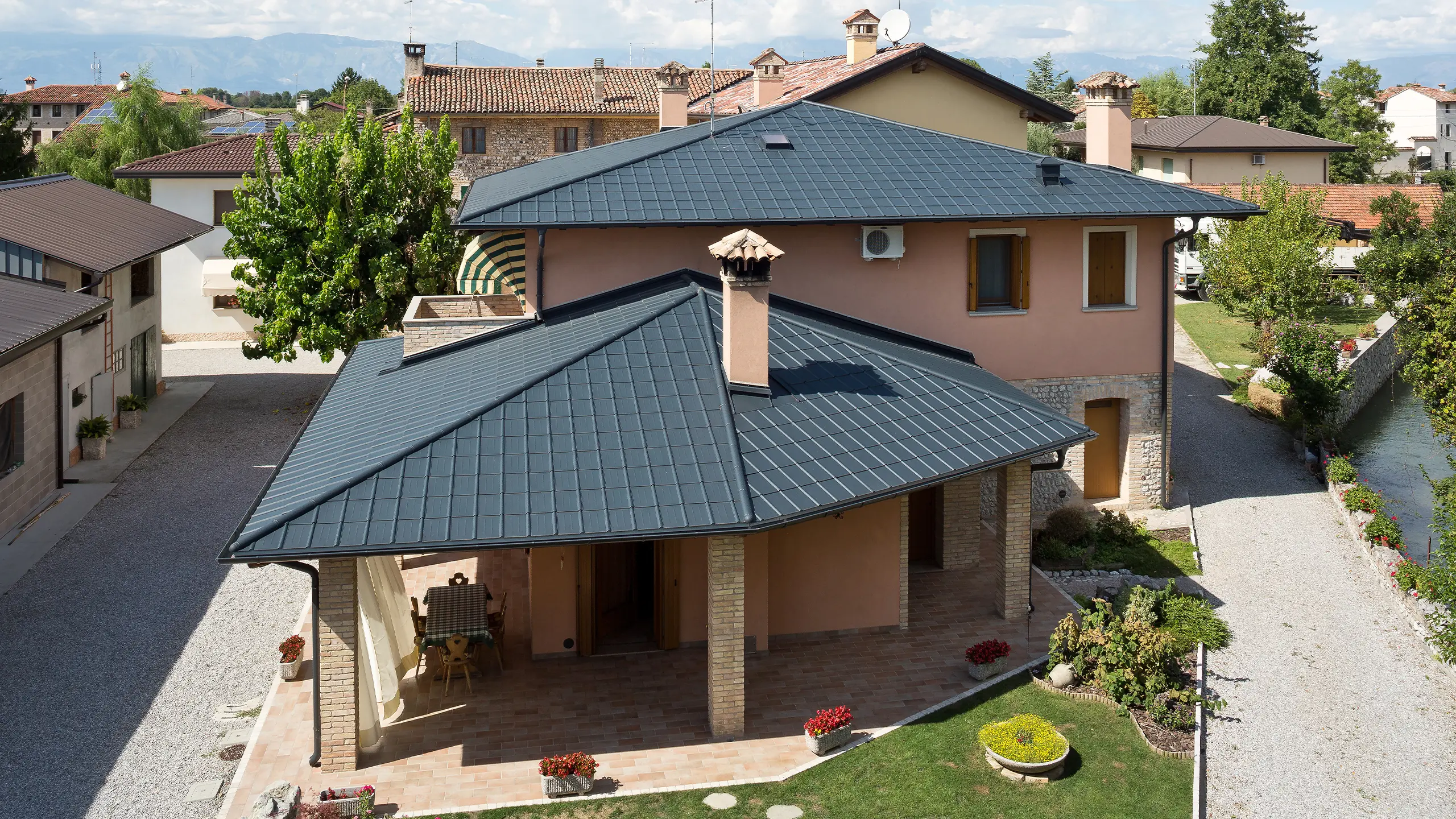 Vilă italiană cu acoperiș piramidal tipic, cu placa classic PREFA în culoarea P.10 antracit