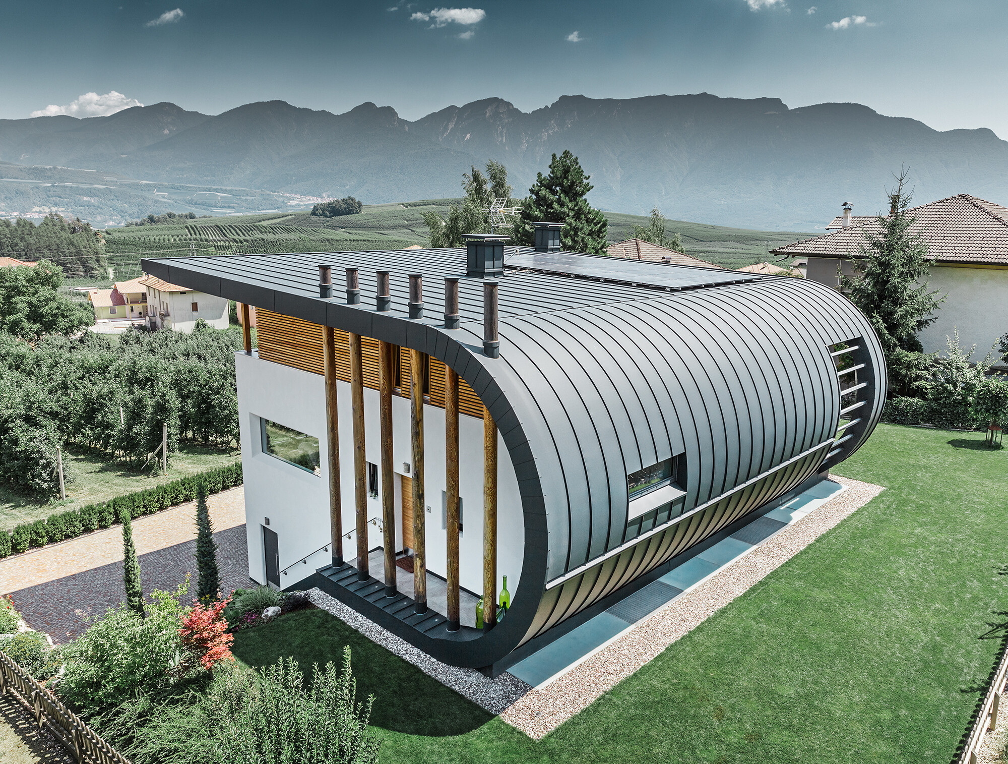 Casă monofamilială în Italia cu placare de acoperiș și fațadă rotunjită din PREFALZ în culoarea P.10 antracit