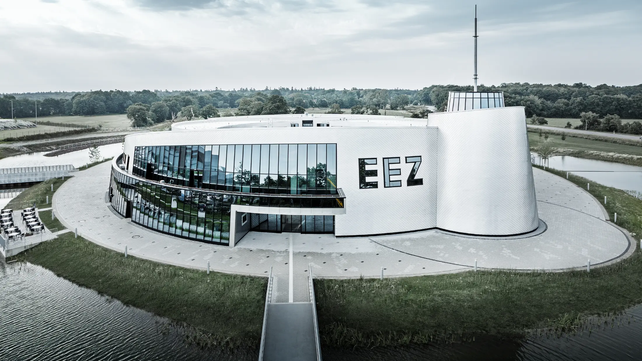 La Energie-Erlebnis-Zentrum Aurich (EEZ) numeroasele elemente rotunjite ale clădirii au fost placate cu solzii romboidali pentru fațade PREFA 20 × 20 în nuanța Aluminiu natur.