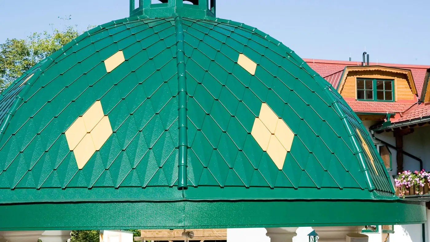 cupolă rotundă acoperită cu solzi romboidali mici PREFA în culoarea verde mușchi