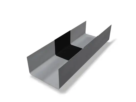 Imaginea prezintă un element de racord PREFA gri pentru jgheaburi cu casetă, fără nervură și garnitură, din aluminiu robust. Acest element de racord servește la prelungirea precisă a jgheaburilor cu casetă și asigură o scurgere etanșă și fiabilă a apei de pe acoperiș. Elementul de racord pentru jgheaburi cu casetă este disponibil pentru jgheaburi cu lățimile 250, 333 și 400.