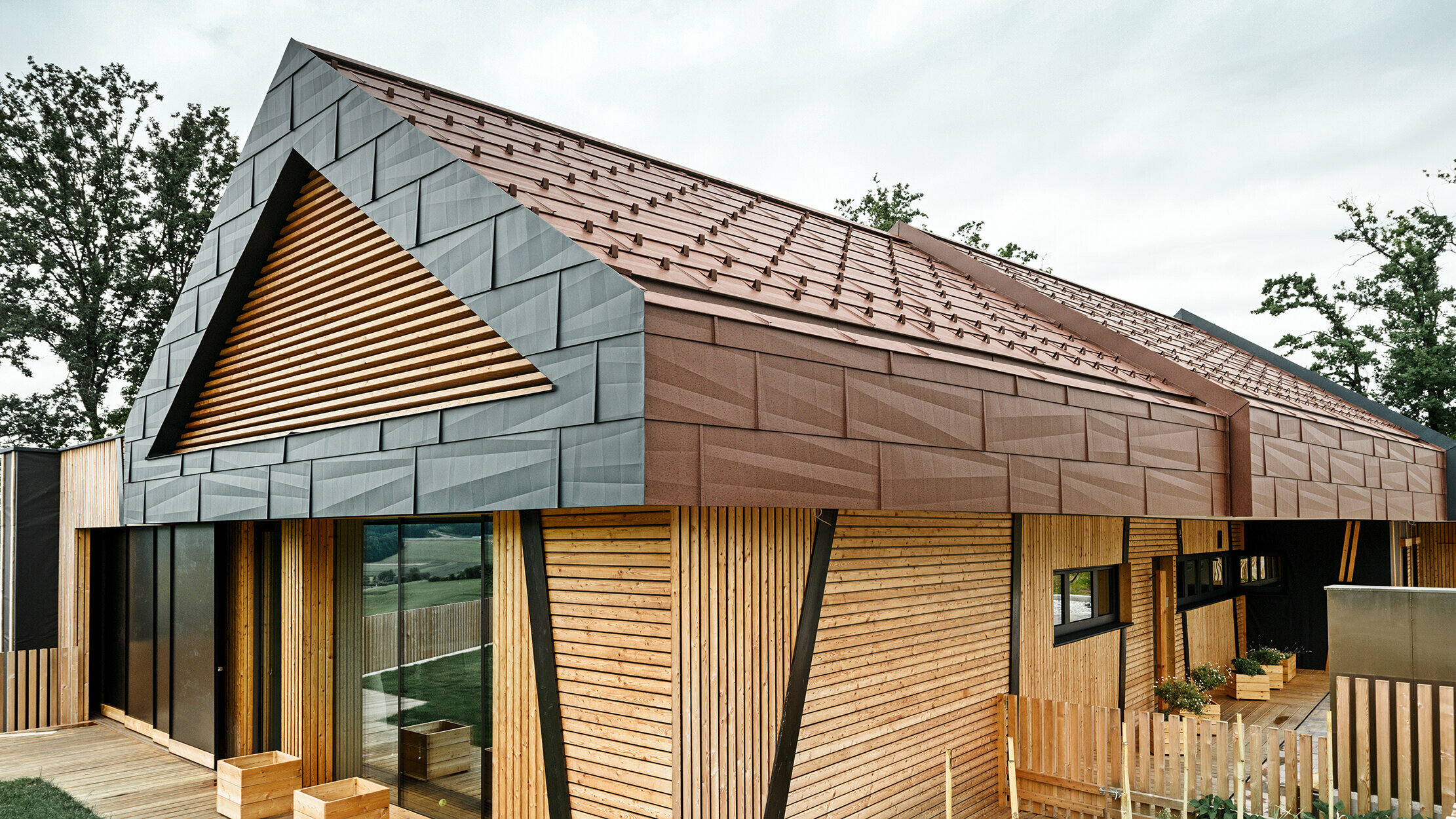 Casă monofamilială cu panouri pentru acoperiș și panouri pentru fațadă PREFA FX.12