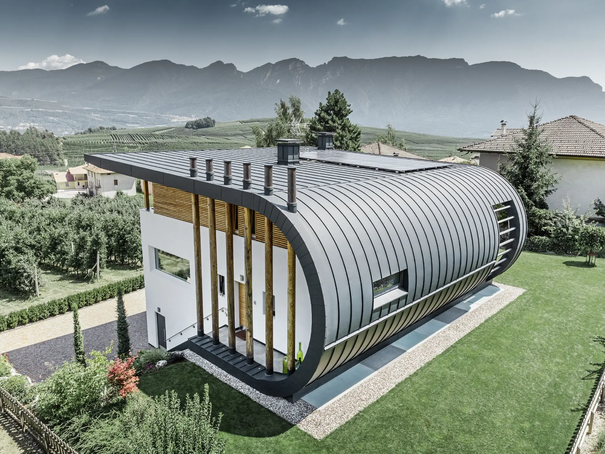 Imagine aeriană a imobilului Casa Giovannini din Italia cu fațada rotunjită cu Prefalz în culoarea P.10 antracit.