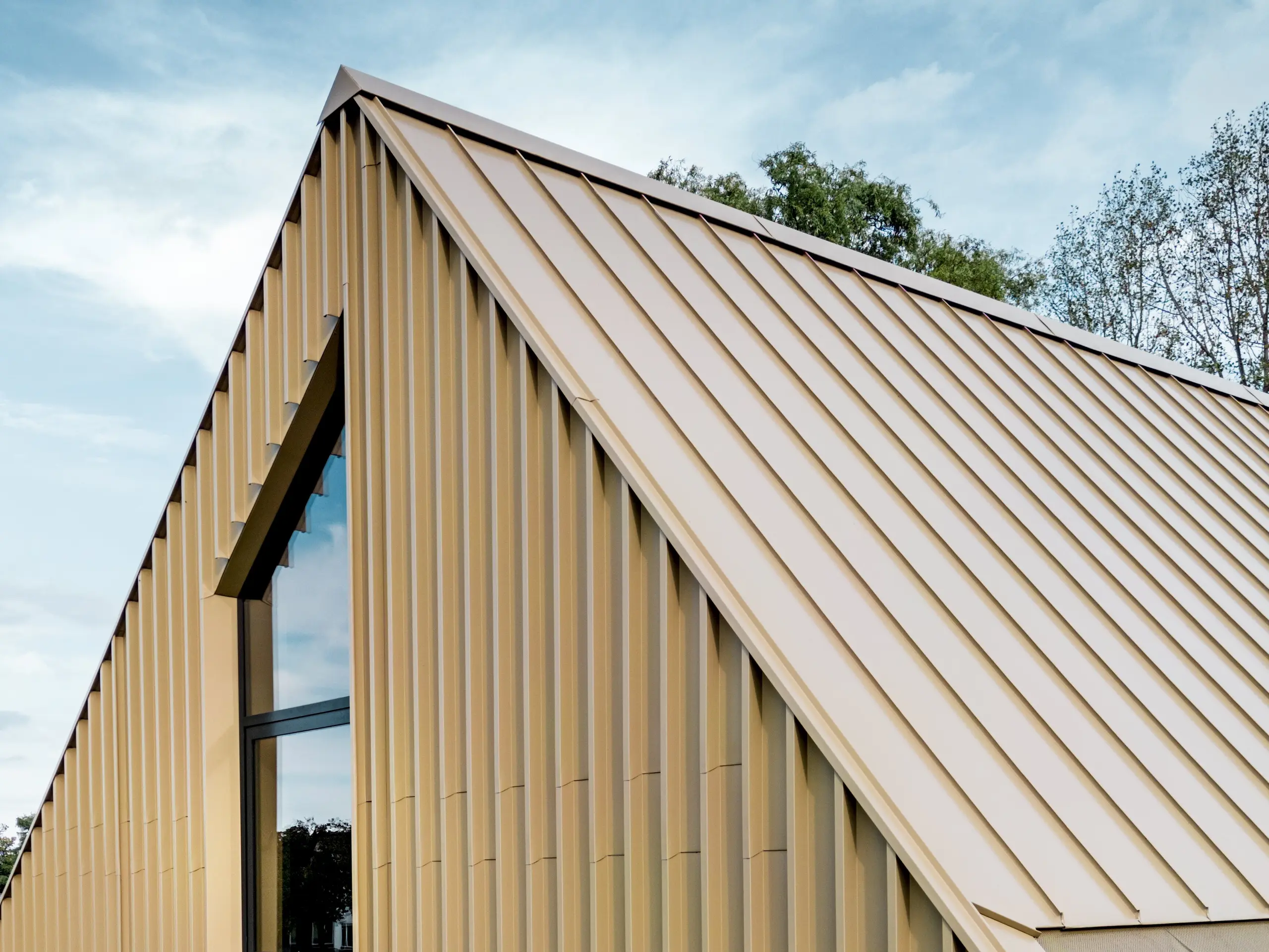PREFA Falzonal Fassade im Farbton Neukupfer