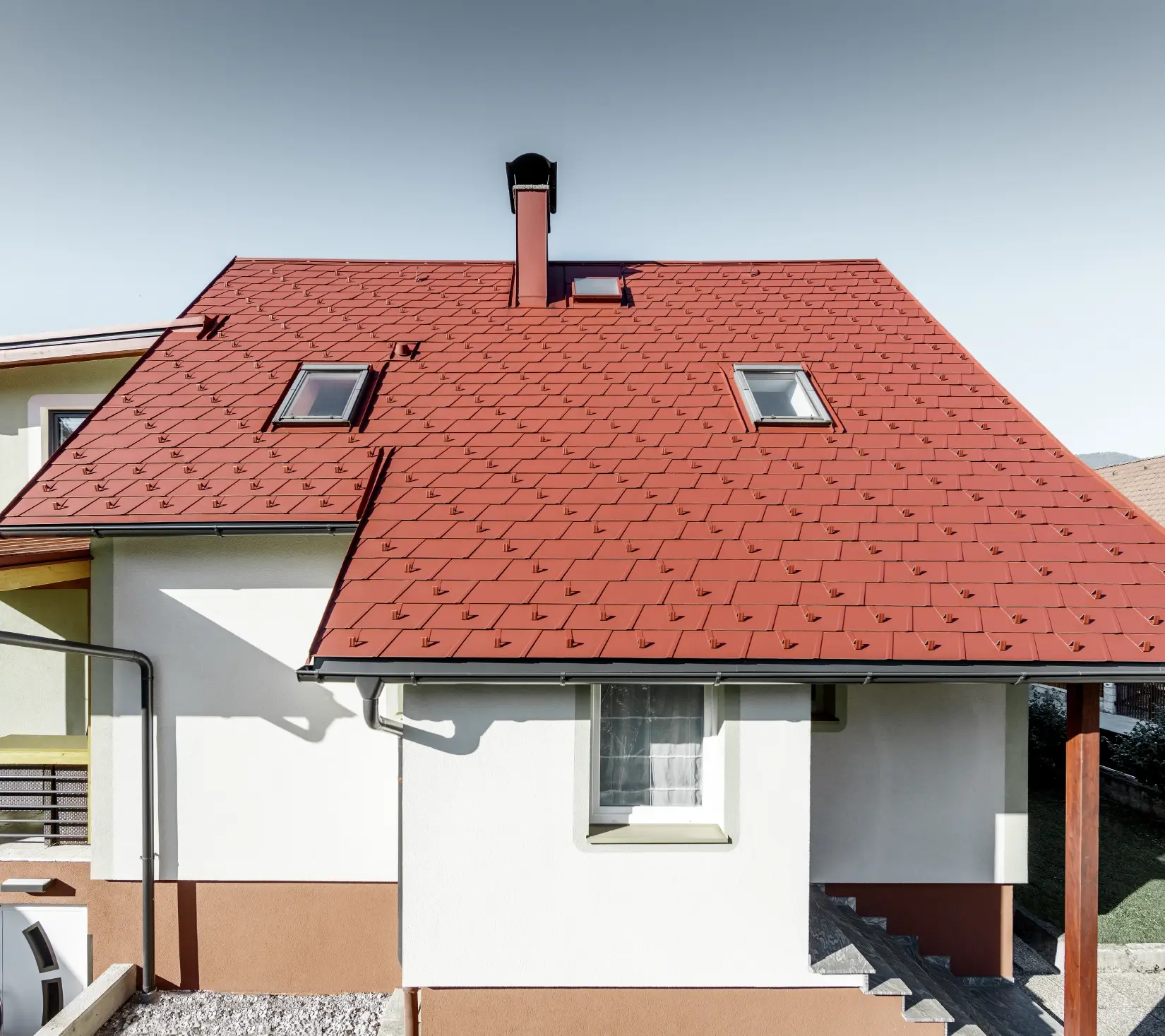 Casă monofamilială renovată cu acoperiș nou cu șindrilă PREFA, s-a montat varianta DS.19 în culoarea roșu oxid.