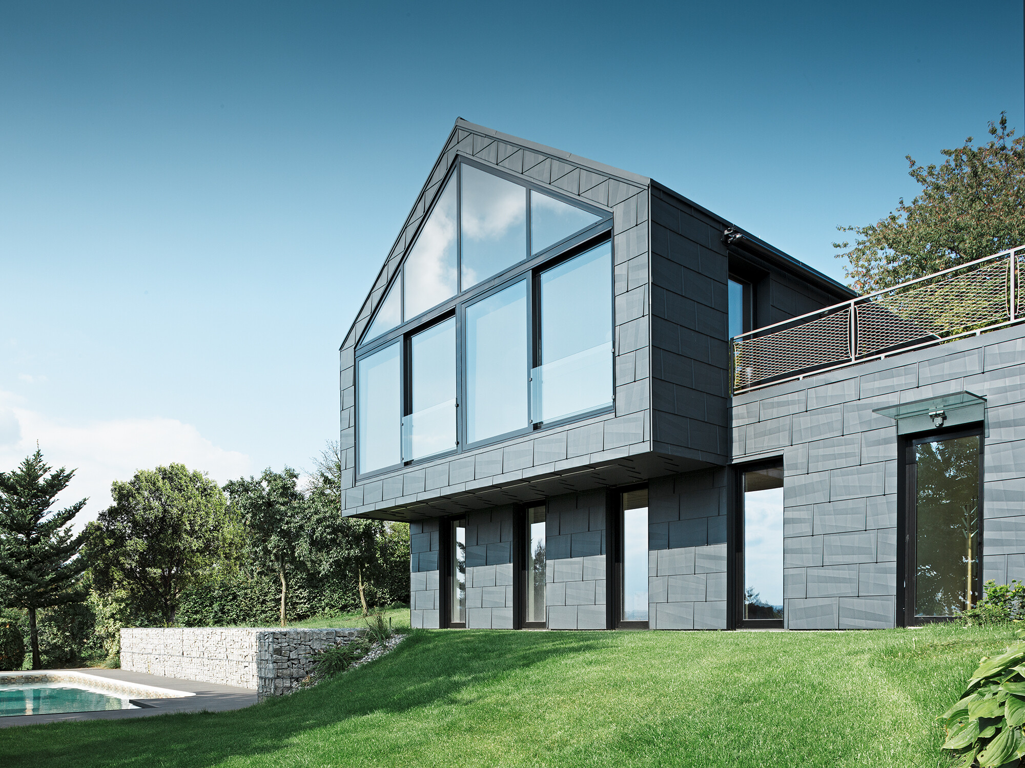 Ora amiezii: Placare pereți exteriori cu FX.12 în culoarea P.10 antracit