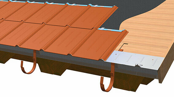 Structură de acoperiș la montarea plăcii classic PREFA pe astereală plină cu strat de separație inclusiv cârlige pentru jgheaburi, borduri și tablă perforată; plăcile classic se fixează cu cleme pe astereala plină.