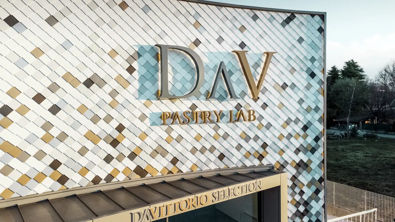 Sediul de firmă al DAV Pastry Lab din Bergamo cu fațadă cu solzi romboidali cu granulație în culorile P.10 maro, bronz, P.10 gri închis, Mayagold, aluminiu natur, P.10 alb Prefa și P.10 alb pur 
