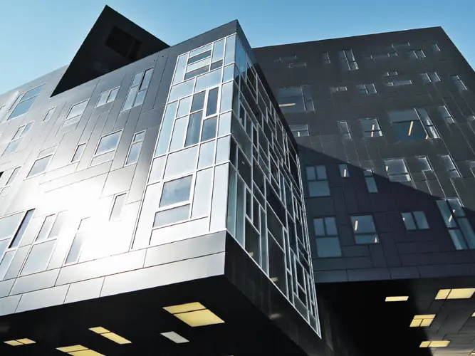 Wirtschaftsuniversität Wien cu plăci compozit din aluminiu PREFA în culoarea negru intens