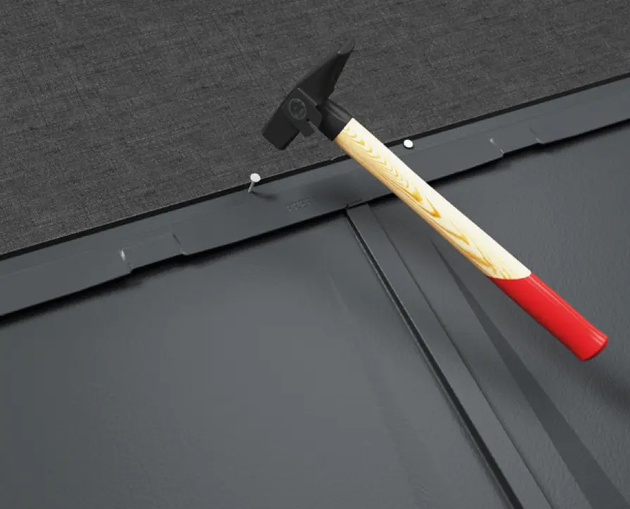 PREFA R.16 element classic se montează direct cu clema de fixare pe astereala plină.