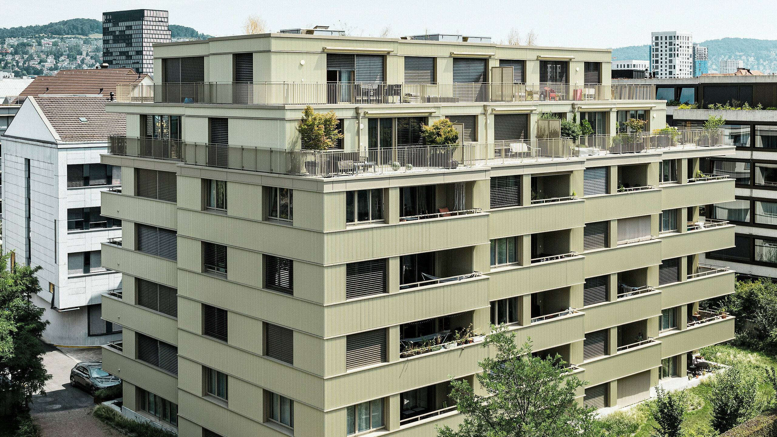 Das moderne Wohngebäude "Stetterhaus" in Altstetten, Zürich wird umhüllt von einer einzigartigen Fassade - PREFA Zackenprofil in der Sonderfarbe Perl-Metallic.