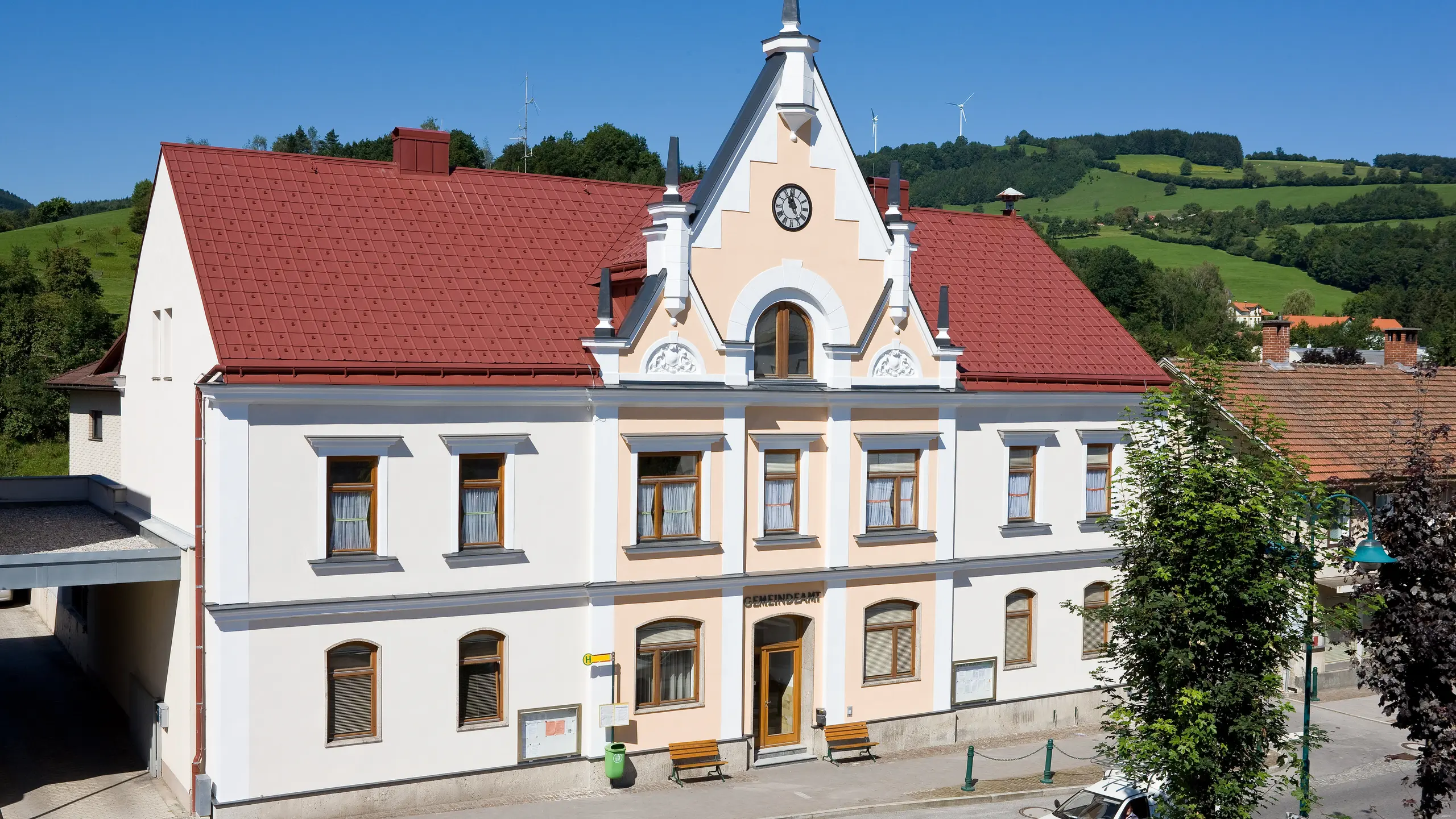 Biroul municipal din Traisen acoperit cu placa classic PREFA și cu jgheab culcat PREFA (jgheab de margine)