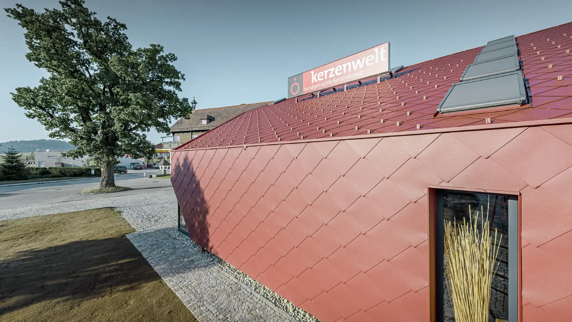 Kerzenwelt din Schlägl a fost complet replacată cu solzi romboidali PREFA. Învelitoarea de acoperiș și placarea fațadei au fost executate cu solzi romboidali 44 × 44 în culoarea roșu oxid.