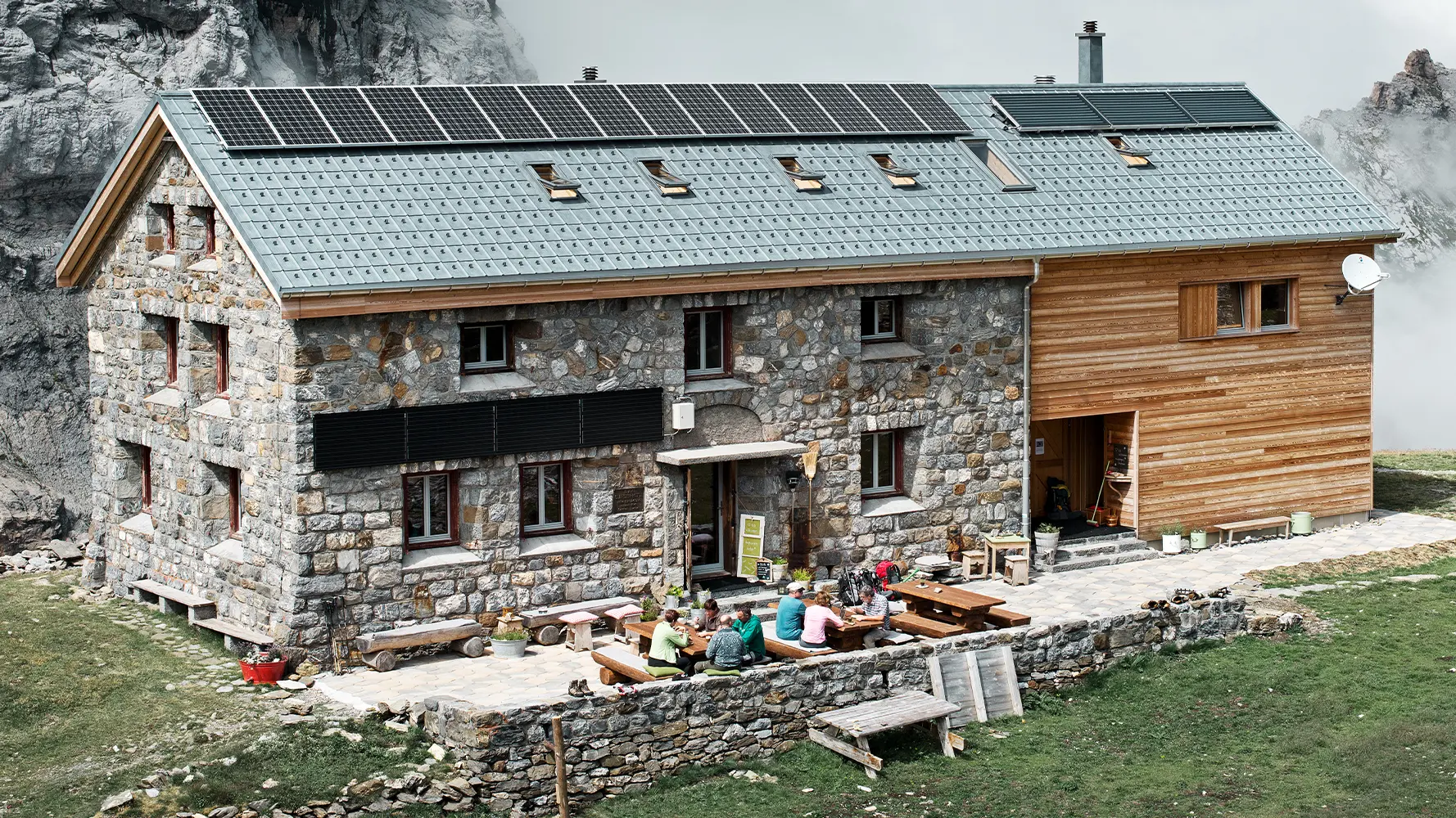Cabana elvețiană Claridenhütte se află la peste 2000 de metri altitudine și a fost acoperită cu plăci classic PREFA în culoarea P.10 gri piatră
