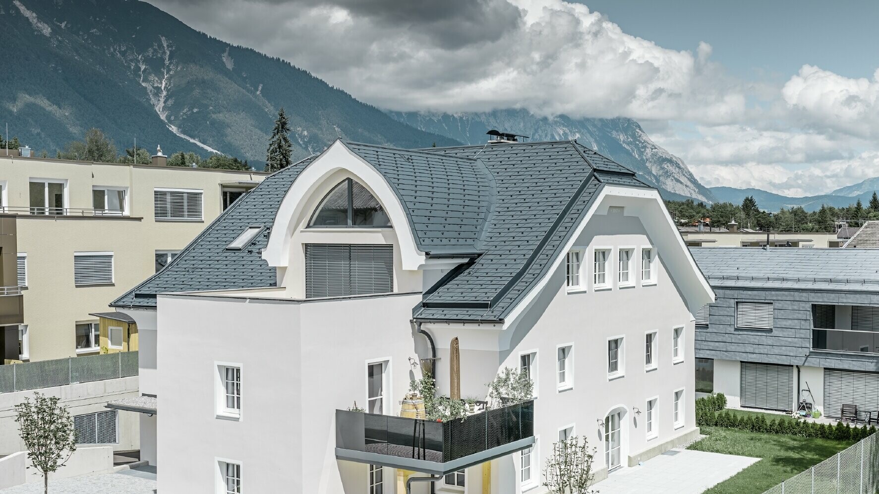 Acoperiș cu panta frântă reabilitat cu șindrilă PREFA în culoarea P.10 antracit, cu fereastră de mansardă rotunjită