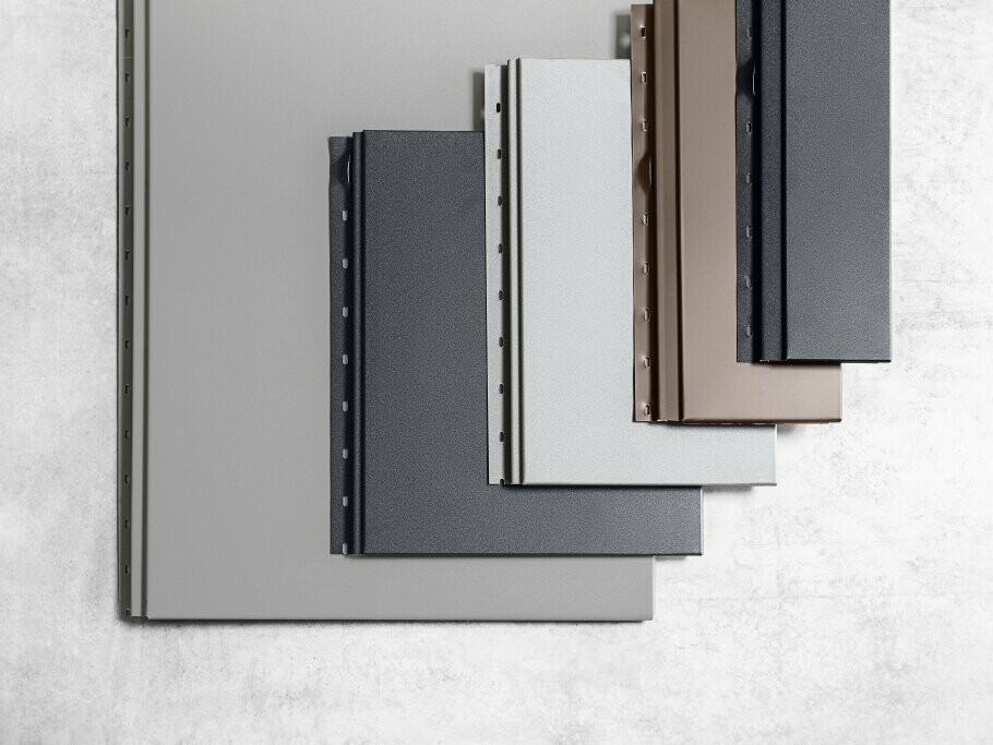 Fotografia prezintă diferite lățimi constructive (138, 200, 300, 400, 500, 600) ale panourilor de fațadă PREFA în diferite culori.