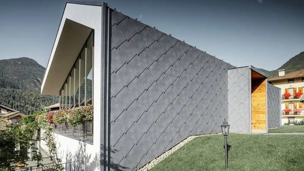 Salon de coafură modern din Livo, cu romburi pentru acoperiș și fațadă 44 × 44, în culoarea gri piatră